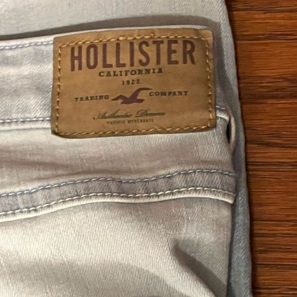 Hollister size 3 light wash high rise skinny jeans - Picture 2 of 5